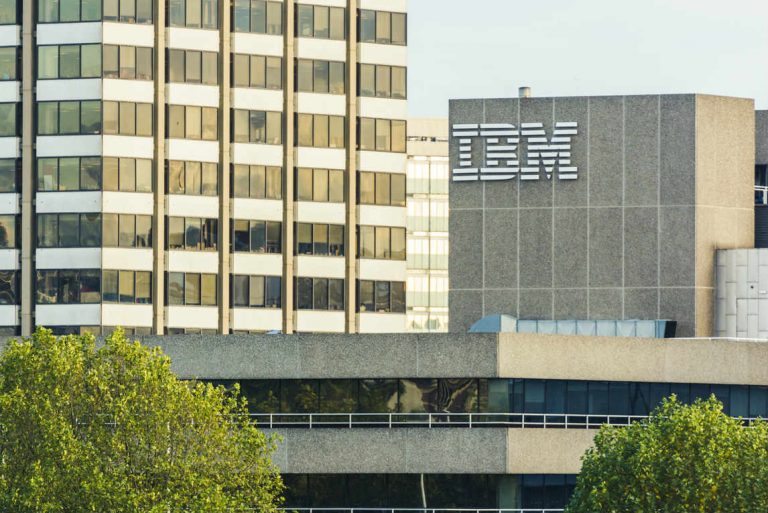 IBM переводит 350 тыс  сотрудников с электронной почты на Slack