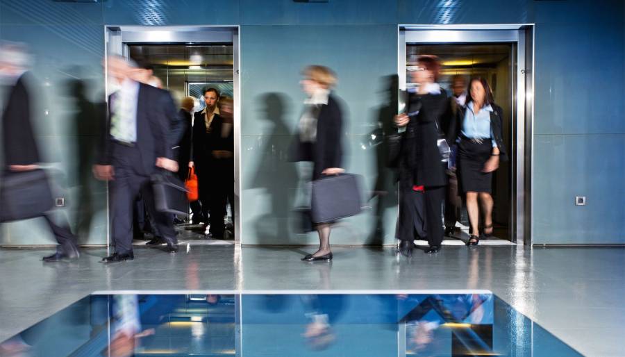 Почему коучинг для синих воротничков полезнее тренинга