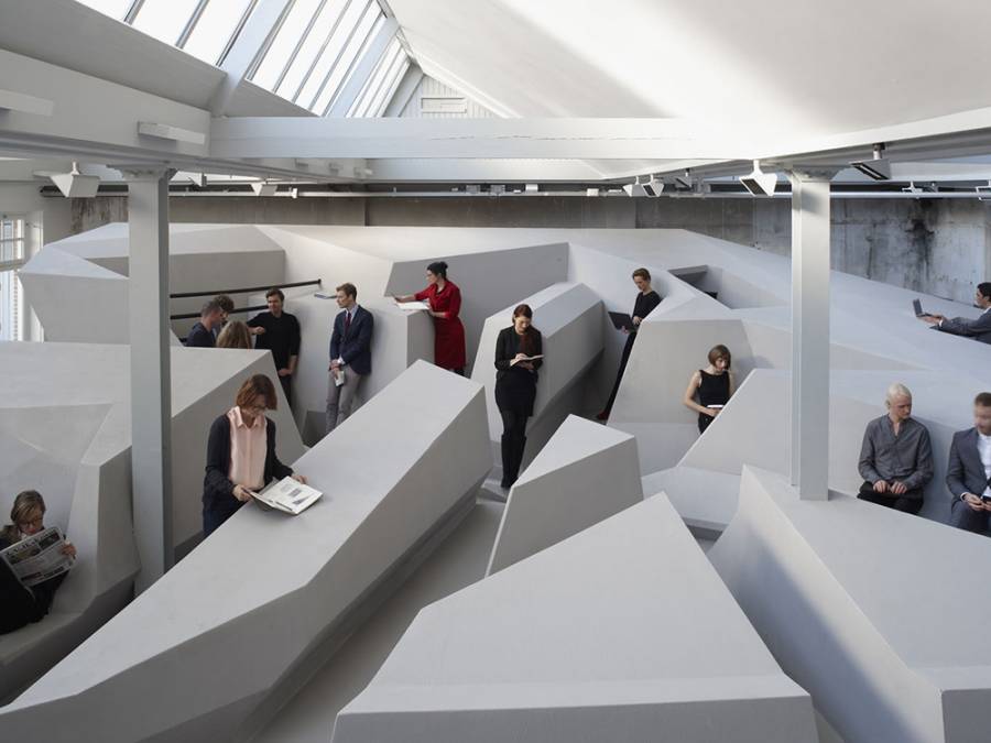 Офис из будущего  кабинет кокпит и небо вместо лампы