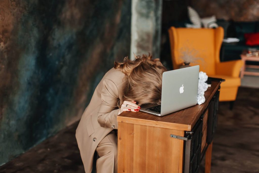 Почему сотрудники выгорают  и как это видно изнутри