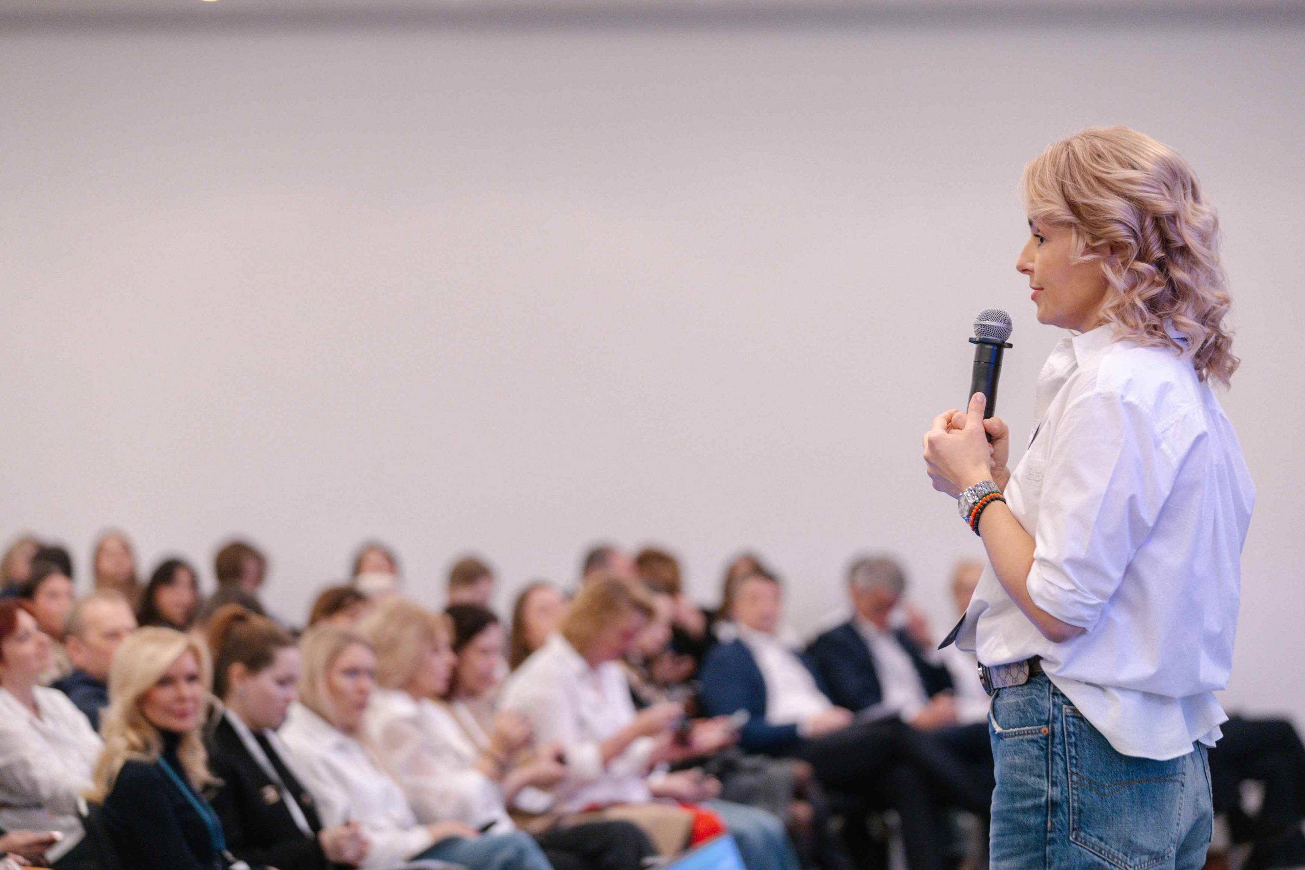 Бизнес  наука и ИИ  на международной конференции  Будущее команд  обсудили лидерство нового времени